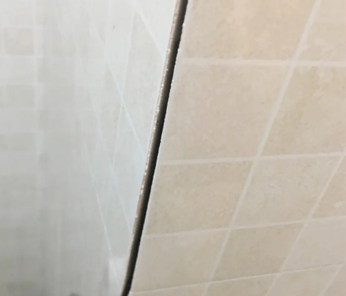 呼玛瓷砖空鼓维修公司分享阳台瓷砖脱落的修复过程可以分为以下几个步骤