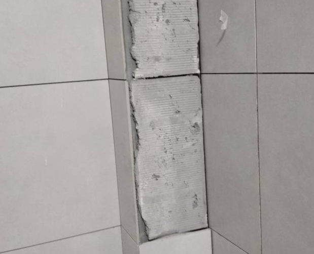 呼玛瓷砖空鼓维修公司分享下瓷砖施工前基层浇水润湿程度不足，可能导致以下问题