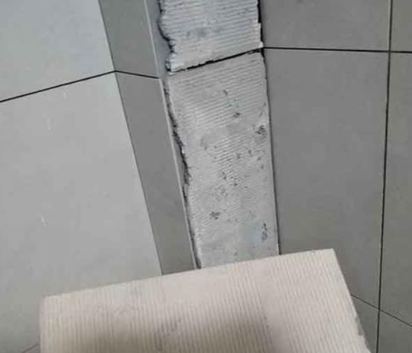 呼玛瓷砖空鼓维修公司分享下厨房瓷砖脱落的补救措施。